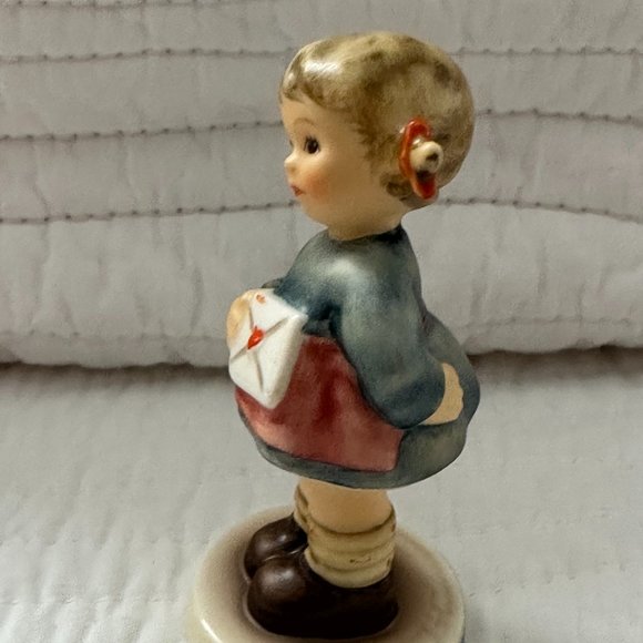 Porcelain Figurine Goebel Hummel " Messages of Love " #1313 Boxed 2050/A 1997 - Picture 3 of 12